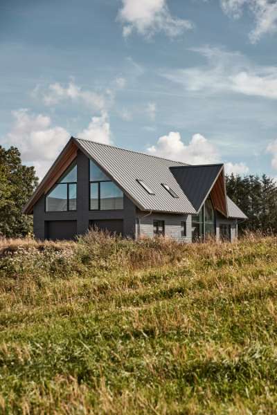 Jow jow – dee’ stålprofiler på vendelbomål’sk og dee’ mousi, Hjabelundvej 49, 9830 Tårs